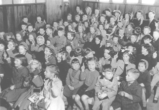 Preschoolers' Sunday School behind the original church, in what is now the 'Green Rooms'. (Click here for enlargement)